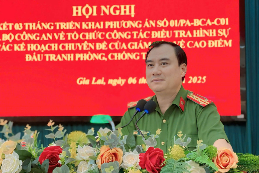 Đại tá Dương Văn Long-Phó Giám đốc Công an tỉnh Gia Lai phát biểu tại hội nghị. Ảnh: Nông Hòa dai-ta-duong-van-long.jpg