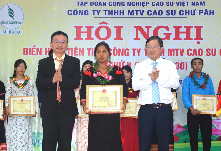 ថ្នាក់ដឹកនាំនៃក្រុមហ៊ុនឧស្សាហកម្មកៅស៊ូវៀតណាម និងក្រុមហ៊ុន Chu Pah Rubber One Member Co., Ltd បានប្រគល់វិញ្ញាបនបត្រគុណសម្បត្តិដល់បុគ្គលកម្រិតខ្ពស់ធម្មតា។ រូបថត៖ H.D.T ong-huynh-kim-nhut-pho-tong-gd-vrg-va-ong-le-anh-tuan-tong-gd-cong-ty-trao-hoa-va-giay-khen-cho-cac-ca-nhan-dat-thanh-tich-xuat-sac-giai-doan-2020-2025.jpg