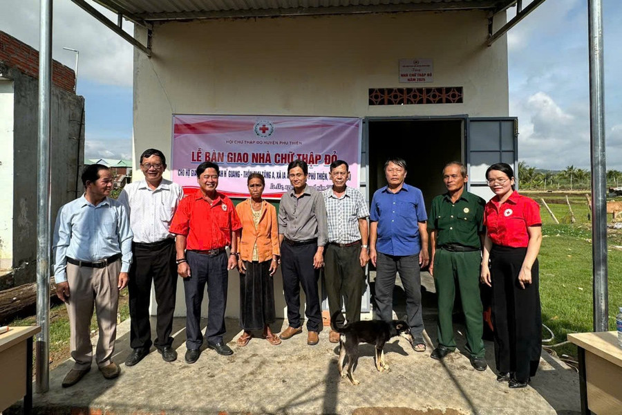 Đoàn công tác bàn giao nhà cho bà H'Guang tại thôn Plei Tăng A, xã Ia Ake, huyện Phú Thiện. Ảnh: H.N 5.jpg