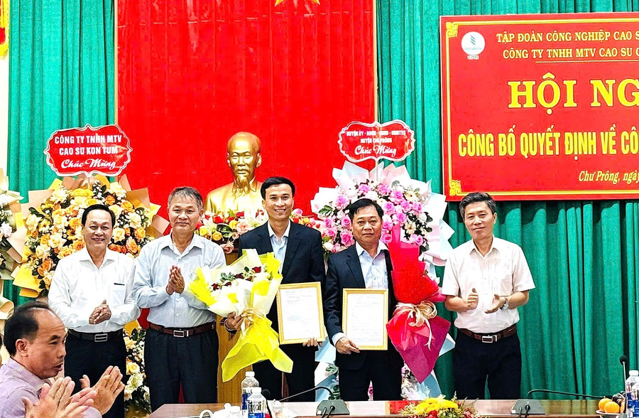 Lãnh đạo Tập đoàn Công nghiệp Cao su Việt Nam và huyện Chư Prông trao quyết định, tặng hoa chúc mừng 2 đồng chí nhận nhiệm vụ mới tại Công ty TNHH MTV Cao su Chư Prông. Ảnh: H.Đ.T lanh-dao-tap-doan-cao-su-va-huyen-chuprong-trao-quyet-dinh-va-tang-hoa-chuc-mung-02-dong-chi-nhan-nhiem-vu-moi-tai-cong-ty-cao-su-chuprong-1637.jpg