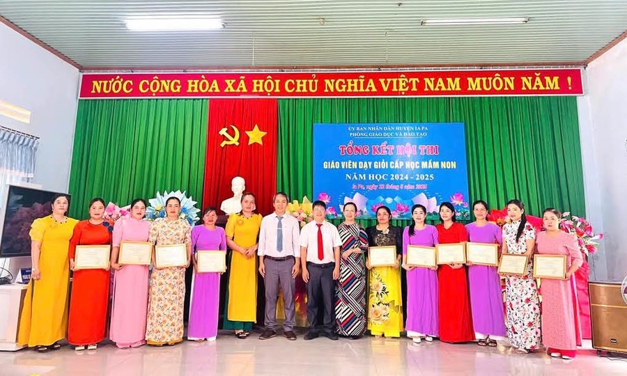 Lãnh đạo Phòng Giáo dục và Đào tạo huyện Ia Pa trao chứng nhận giáo viên dạy giỏi cấp huyện cho các cá nhân. Ảnh: Như Loan 1000006934.jpg