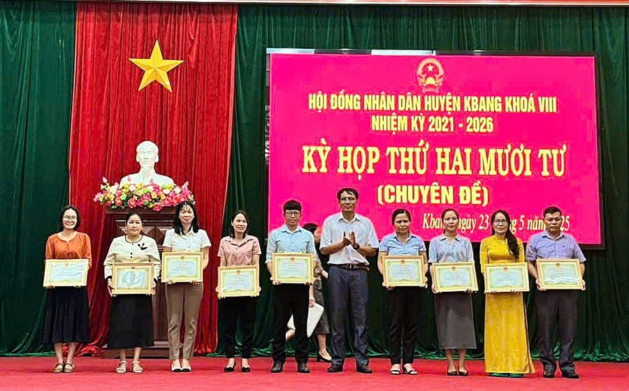 Chủ tịch UBND huyện Kbang đã khen thưởng 14 tập thể và 29 cá nhân có thành tích xuất sắc. Ảnh: Hồng Hạnh pct-ubnd-huyen-kbang-le-thanh-son-trao-giay-khen-cho-cac-tap-the-ca-nhan.jpg