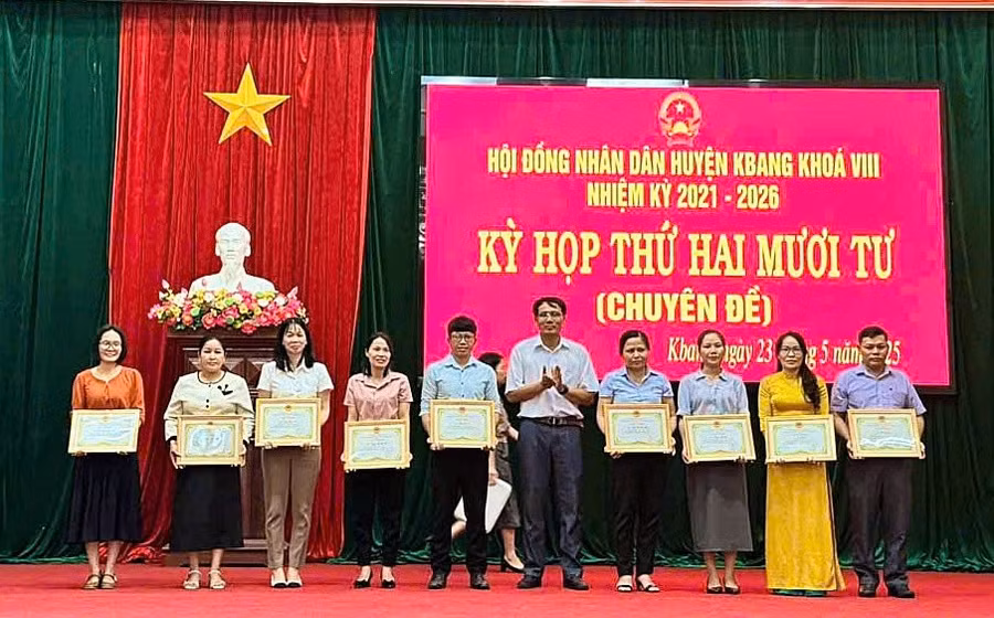 pct-ubnd-huyen-kbang-le-thanh-son-trao-giay-khen-cho-cac-tap-the-ca-nhan.jpg