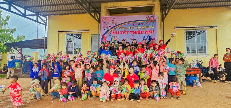 Các em thiếu nhi làng Pờ Yầu (xã Lơ Pang, huyện Mang Yang) được nhận những phần quà ý nghĩa do nhóm thiện nguyện Trái tim nhân ái trao tặng. Ảnh: Đặng Hằng cac-em-thieu-nhi-lang-po-yau-xa-lo-pang-huyen-mang-yang-duoc-nhan-nhung-phan-qua-y-nghia-do-nhom-thien-nguyen-trai-tim-nhan-ai-trao-tang-anh-dang-hang.jpg