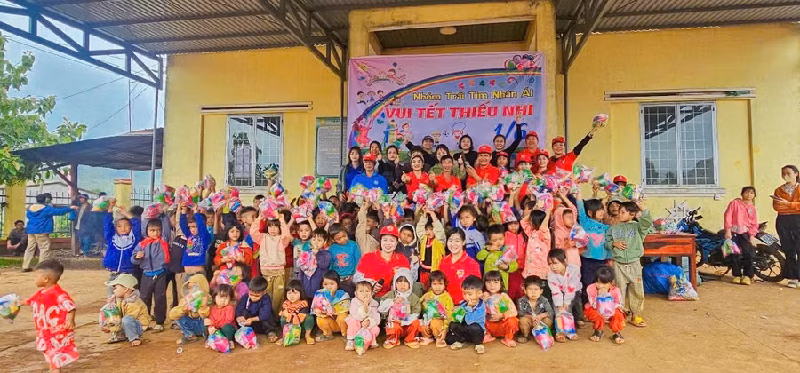 cac-em-thieu-nhi-lang-po-yau-xa-lo-pang-huyen-mang-yang-duoc-nhan-nhung-phan-qua-y-nghia-do-nhom-thien-nguyen-trai-tim-nhan-ai-trao-tang-anh-dang-hang.jpg