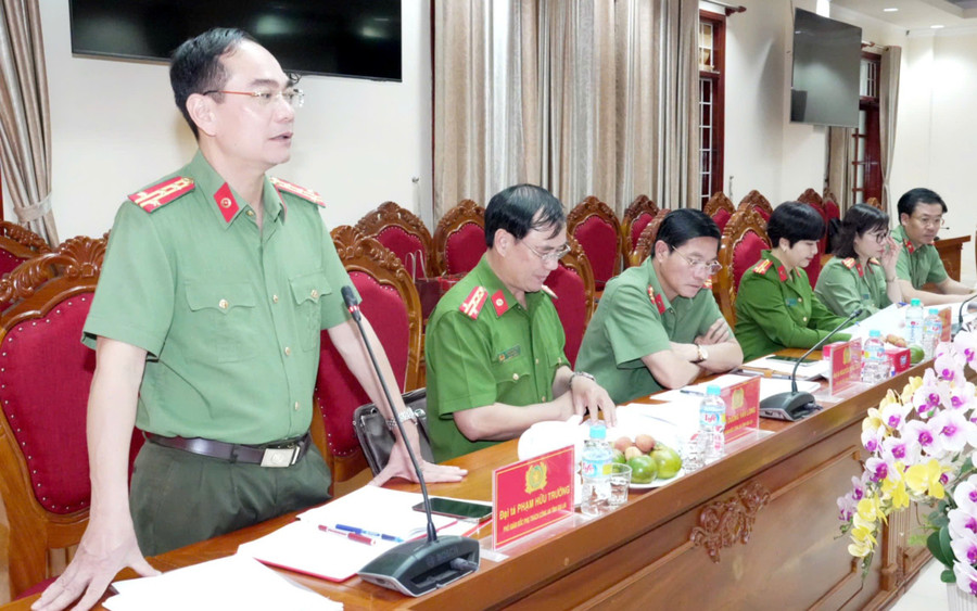 Đại tá Phạm Hữu Trường-Phó Giám đốc phụ trách Công an tỉnh Gia Lai phát biểu ý kiến tại cuộc họp. Ảnh: H.T 1000019746.jpg