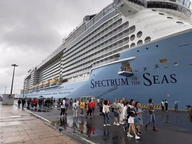 Du khách trên tàu Spectrum of the Seas xuống Cảng quốc tế Cam Ranh