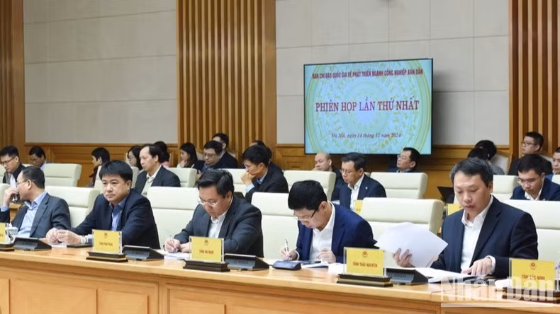 Lãnh đạo các bộ, ngành, cơ quan Trung ương, đơn vị là thành viên Ban Chỉ đạo tham dự phiên họp. (Ảnh: TRẦN HẢI)