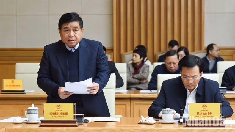 Bộ trưởng Kế hoạch và Đầu tư Nguyễn Chí Dũng báo cáo tại phiên họp. (Ảnh: TRẦN HẢI)