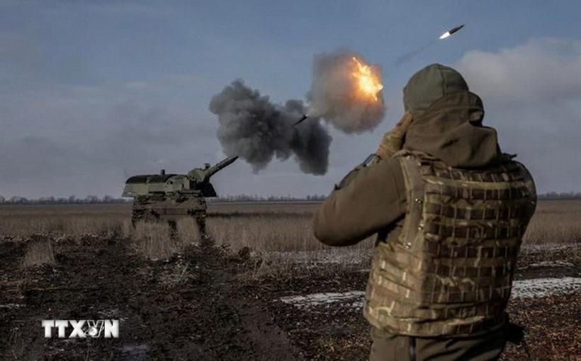 Binh sỹ Ukraine bắn lựu pháo bọc thép 2000 trong cuộc xung đột với Nga gần Bahmut, vùng Donetsk. Ảnh: Reuters/TTXVN 0508-binh-sy-ukraine.jpg