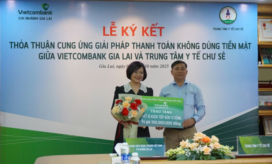 Vietcombank Gia Lai tặng Trung tâm Y tế Chư Sê thiết bị kiosk tiếp đón tự động. Ảnh: Sơn Ca z7070339178589-ded8e8ae9aa9558fa608a63d0e84bfd1.jpg
