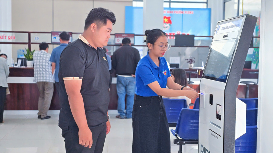 បុគ្គលិកវ័យក្មេង ស្វាហាប់ និងច្នៃប្រឌិតនាំមកនូវភាពរស់រវើកថ្មីដល់ក្រុម។ រូបថត៖ បា ប៊ិញ trung-tam-phuc-vu-hanh-chinh-cong.jpg