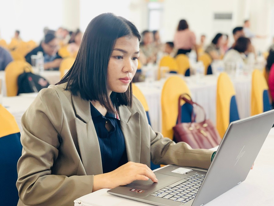 Chị Đinh Thị Hiểm-Cán bộ phụ trách công tác giáo dục xã Vĩnh Thịnh nỗ lực trau dồi chuyên môn nghiệp vụ để đáp ứng nhu cầu, nhiệm vụ mới. Ảnh: T.D Chị Đinh Thị Hiểm-Cán bộ phụ trách công tác giáo dục xã Vĩnh Thịnh nỗ lực trau dồi chuyên môn nghiệp vụ để đáp ứng nhu cầu, nhiệm vụ mới. Ảnh: T.D