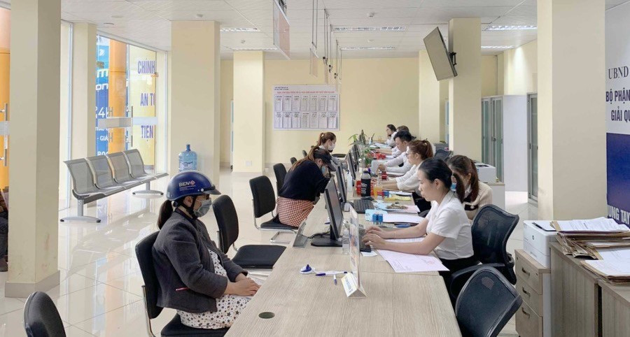 Chủ tịch UBND tỉnh Bình Định yêu cầu UBND các địa phương nghiêm túc, tích cực phối hợp với các địa phương liên quan của tỉnh Gia Lai xử lý kịp thời các hồ sơ thử nghiệm. Ảnh minh họa: P.V ky-2-nguoi-dan-van-truc-tiep-den-nop-ho-so-tthc-tai-trung-tam-phuc-vu-hanh-chinh-cong-tinh-thay-vi-su-dung-dich-vu-cong-truc-tuyen-muc-do-3-4-anh-phuong-linh.jpg