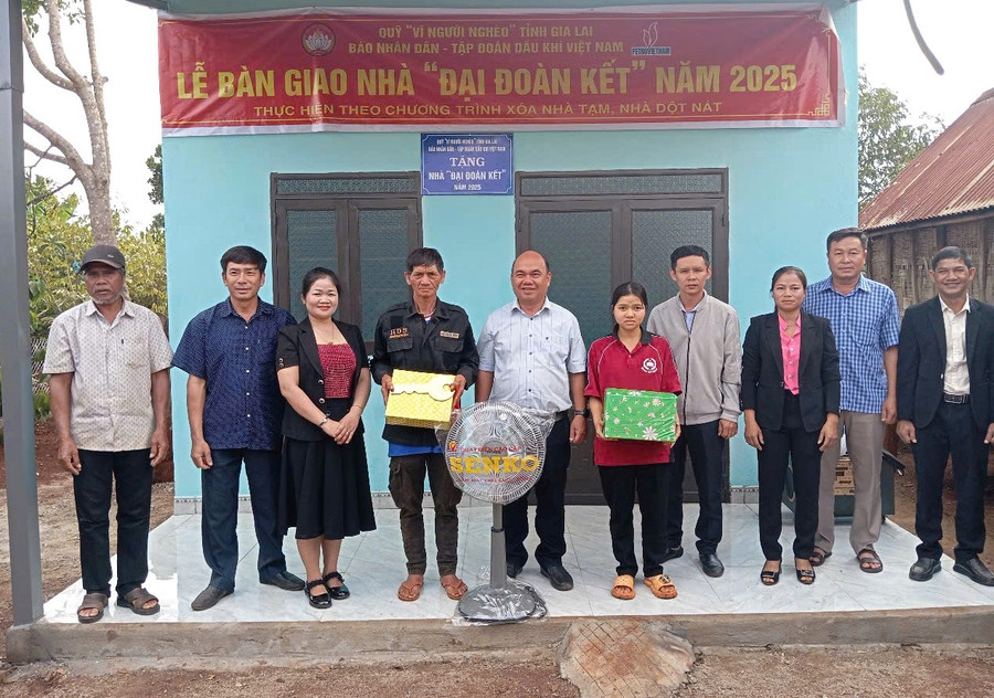 Phó Chủ tịch Ủy ban MTTQ Việt Nam tỉnh Siu Trung (thứ 5 từ trái sang) cùng đại diện lãnh đạo các đơn vị bàn giao nhà và tặng quà cho gia đình ông Amik tại thôn Aluk, xã Kdang. Ảnh: Ngọc Anh anh-pho-chu-tich-uy-ban-mttq-viet-nam-tinh-siu-trung-vi-tri-thu-5-tu-trai-sang-va-dai-dien-lanh-dao-cac-don-vi-tham-du-le-ban-giao-nha-va-tang-cho-gia-dinh-ong-amik-thon-aluk-xa-kdang-anh-na1.jpg