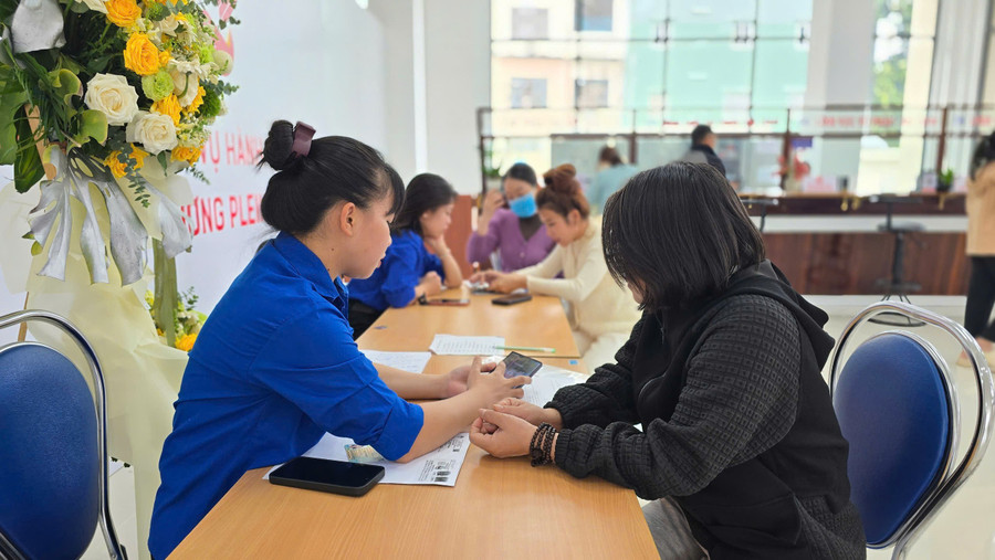 Bộ Chính trị, Ban Bí thư yêu cầu xây dựng bộ công cụ đánh giá hiệu quả công việc, làm thước đo chất lượng công chức, viên chức, hoàn thành trước ngày 31-8-2025. Ảnh: Bá Bính z6766405151272-014b0cd4da2c8aa97fc669540c24cf0c.jpg