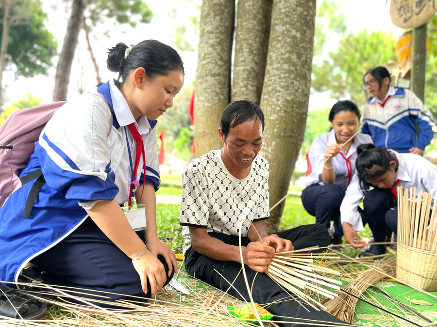 សិស្សរៀនពីរបៀបត្បាញកន្ត្រកជាមួយសិប្បករ Bahnar ក្នុងកម្មវិធី 8571cca001ec8db2d4fd.jpg