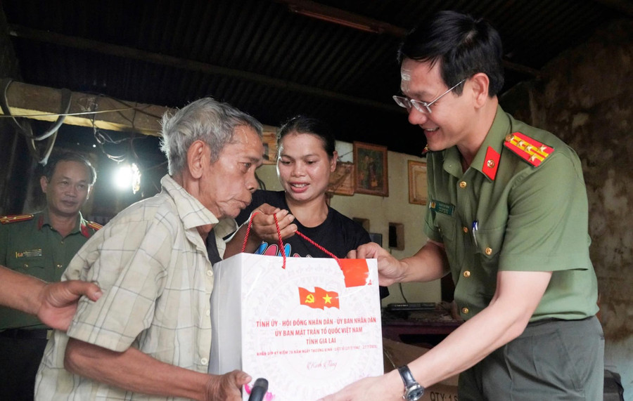 Đoàn công tác đến tận nhà thăm hỏi, tặng quà các trường hợp người có công già yếu khó khăn trong việc đi lại. Ảnh: ĐVCC 2.jpg