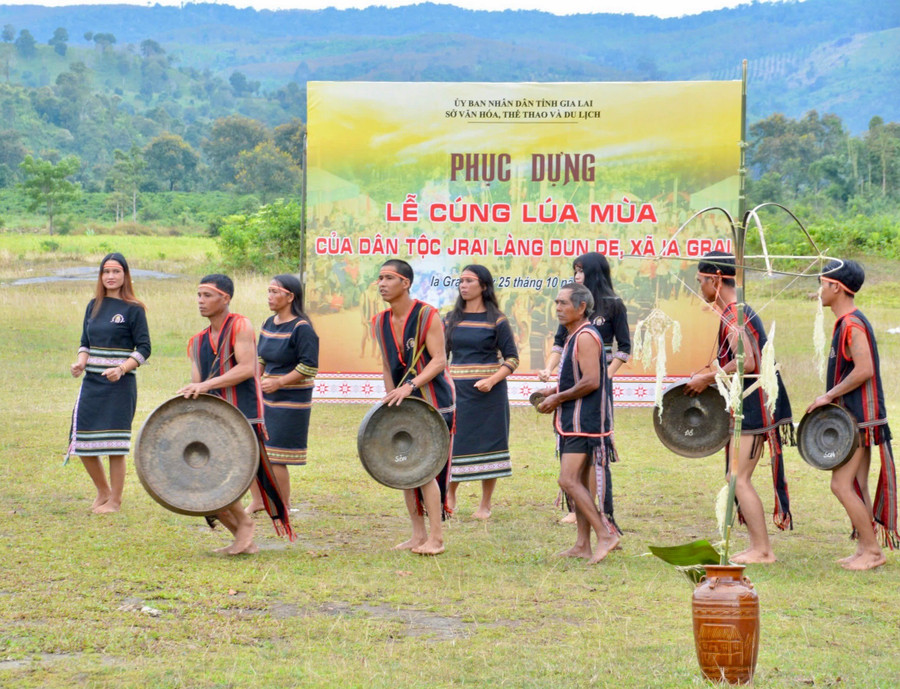 Bà con làng Dun De (xã Ia Grai) trong lễ cúng lúa mùa sáng 25-10. Ảnh: Lam Nguyên dc2298f92f7da223fb6c.jpg