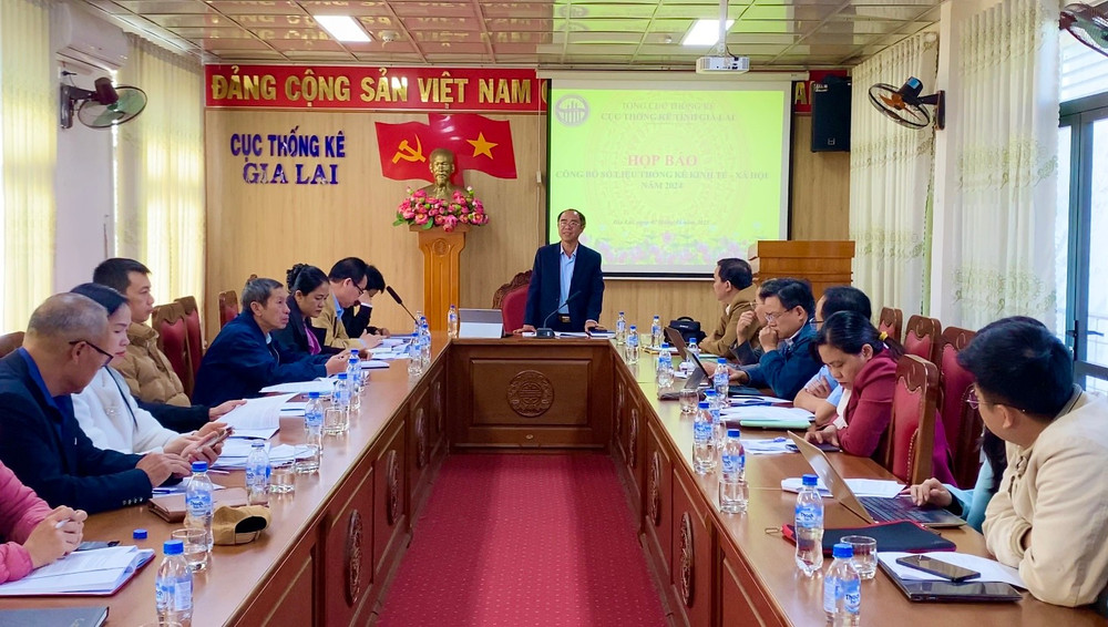 Quang cảnh buổi họp báo công bố số liệu thống kê kinh tế-xã hội của tỉnh Gia Lai năm 2024. Ảnh: Lạc Hà quang-canh-buoi-hop-bao-cong-bo-so-lieu-thong-ke-kinh-te-xa-hoi-nam-2024-anh-lac-ha.jpg