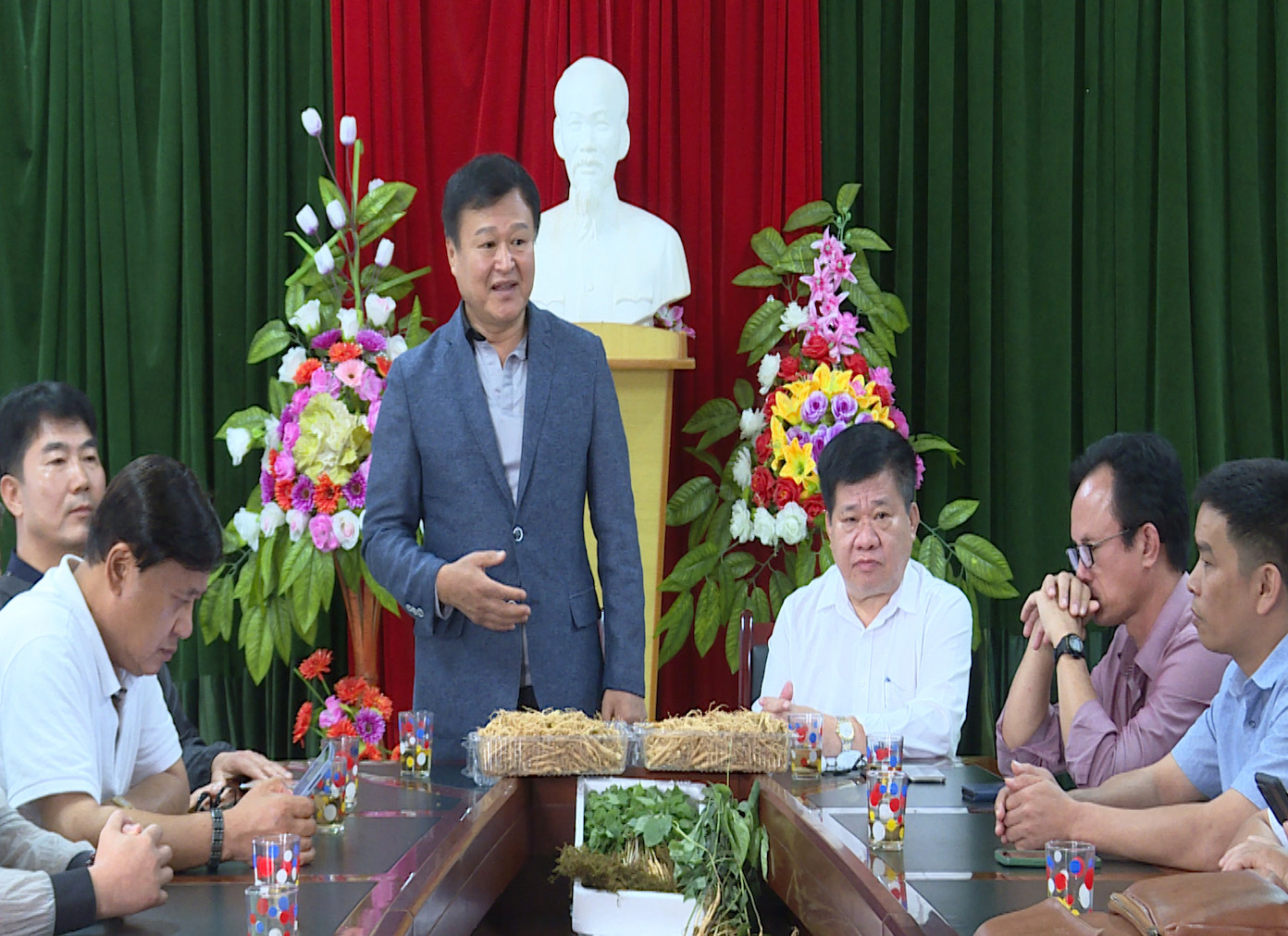 Giáo sư Oh Sang Sik, Chủ tịch Mạng lưới Nông nghiệp quốc tế tại Việt Nam, Trưởng đoàn công tác giới thiệu sơ lược về cây sâm Hàn Quốc.