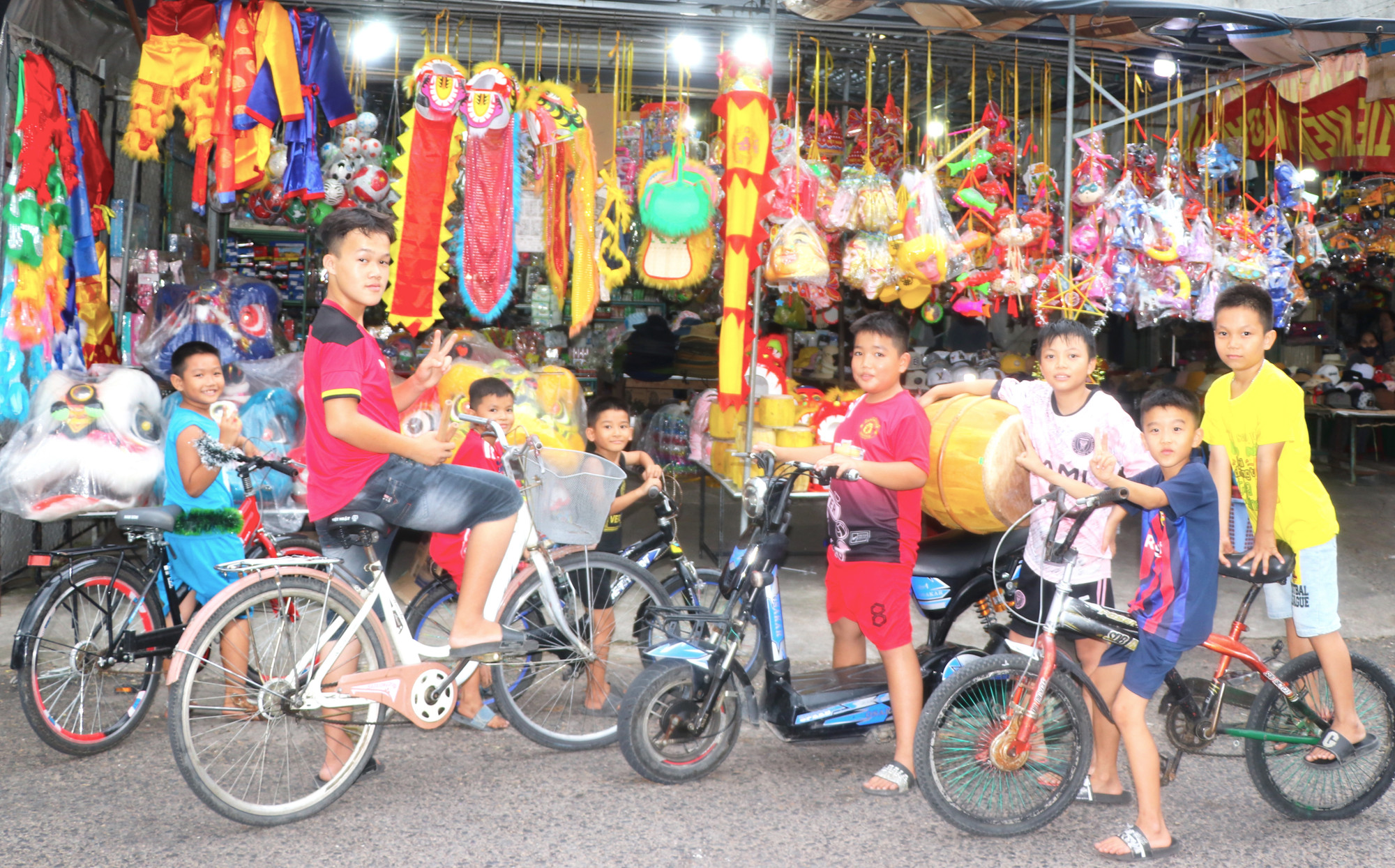 Em Trần Nguyễn Trung Khôi (thứ 4 bìa phải, tổ 5, phường An Phú, thị xã An Khê) cùng các bạn háo hức mua trống, đầu lân đón Tết Trung thu. Ảnh: Ngọc Minh Em Trần Nguyễn Trung Khôi (thứ 4 bìa phải, tổ 5, phường An Phú, thị xã An Khê) cùng các bạn háo hức mua trống, đầu lân đón Tết Trung thu. Ảnh: Ngọc Minh