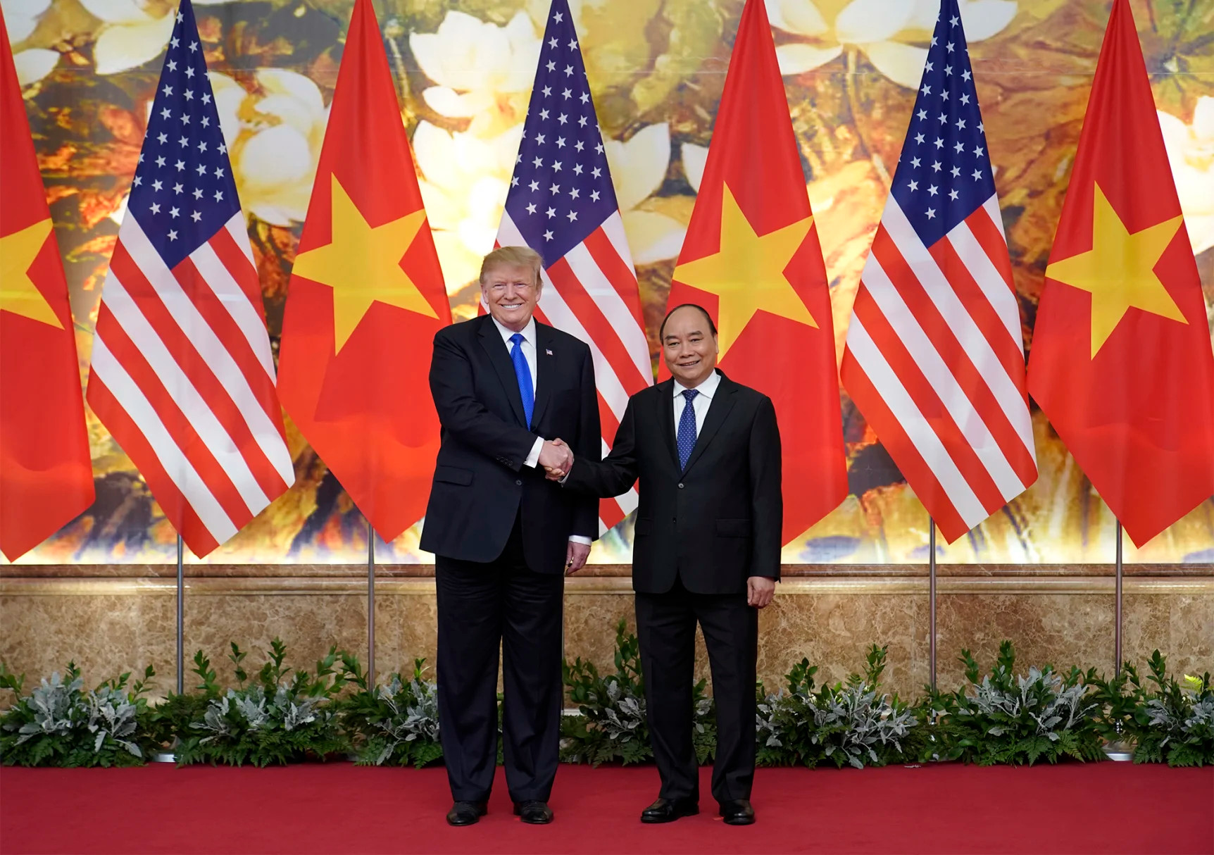 Thủ tướng Nguyễn Xuân Phúc đón tiếp Tổng thống Hoa Kỳ Donald Trump nhân dịp ông Trump tới Hà Nội dự Hội nghị cấp cao Hoa Kỳ-Triều Tiên lần thứ 2, ngày 27/2/2019. (Ảnh: TTXVN)