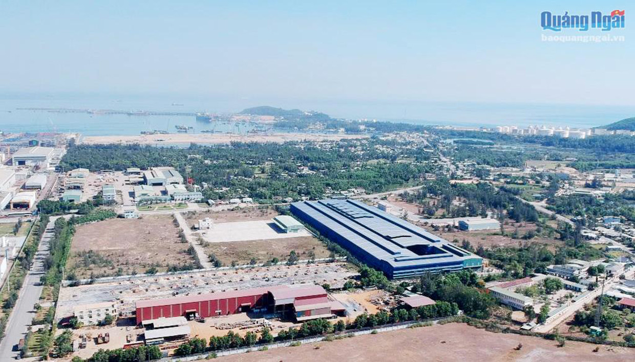 Một góc KKT Dung Quất nhìn từ trên cao. Một góc KKT Dung Quất nhìn từ trên cao.