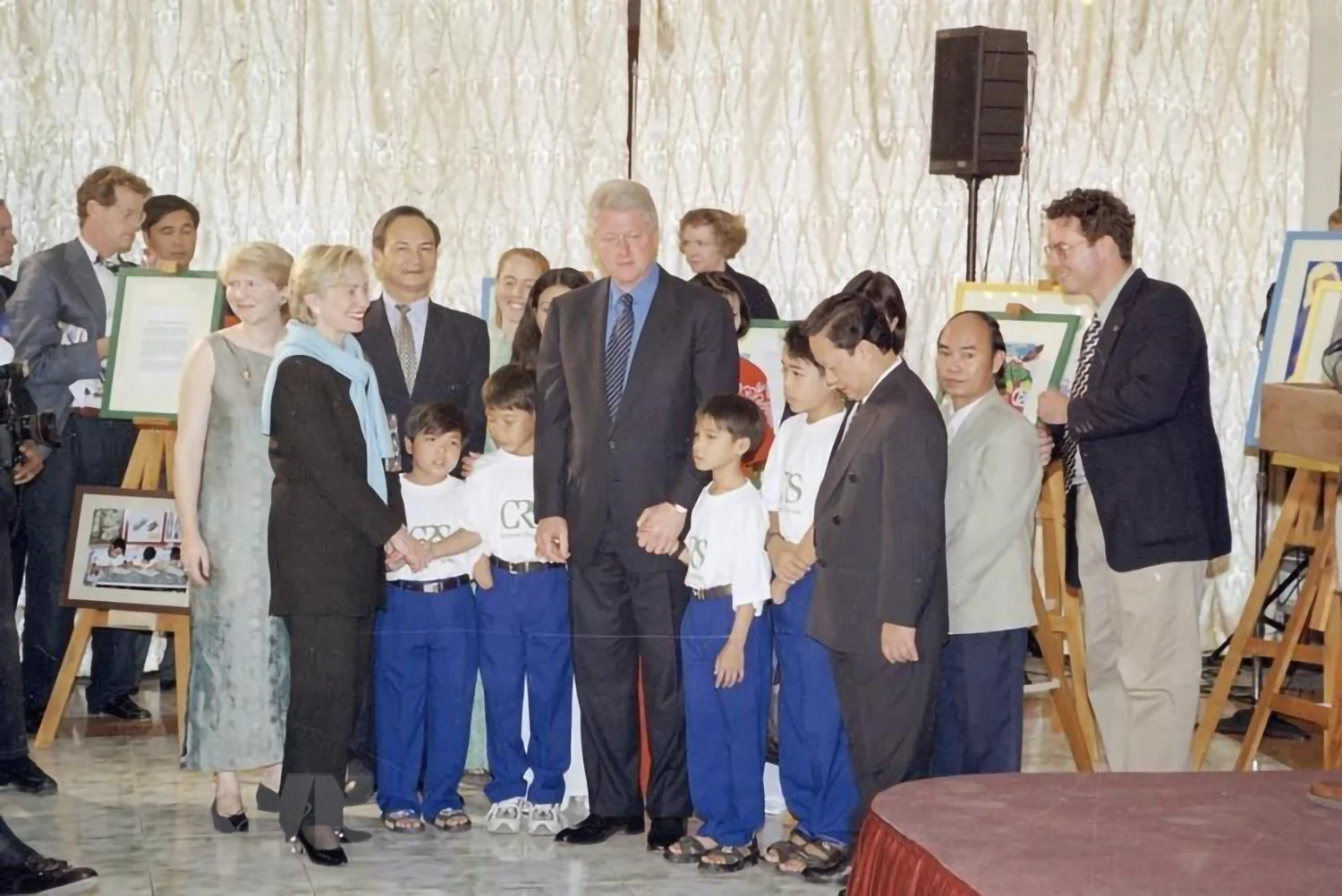 Tổng thống Hoa Kỳ Bill Clinton và Phu nhân gặp gỡ nạn nhân do bom mìn Mỹ gây ra trong chiến tranh ở Việt Nam nhân chuyến thăm chính thức Việt Nam, ngày 18/11/2000. (Ảnh: TTXVN)