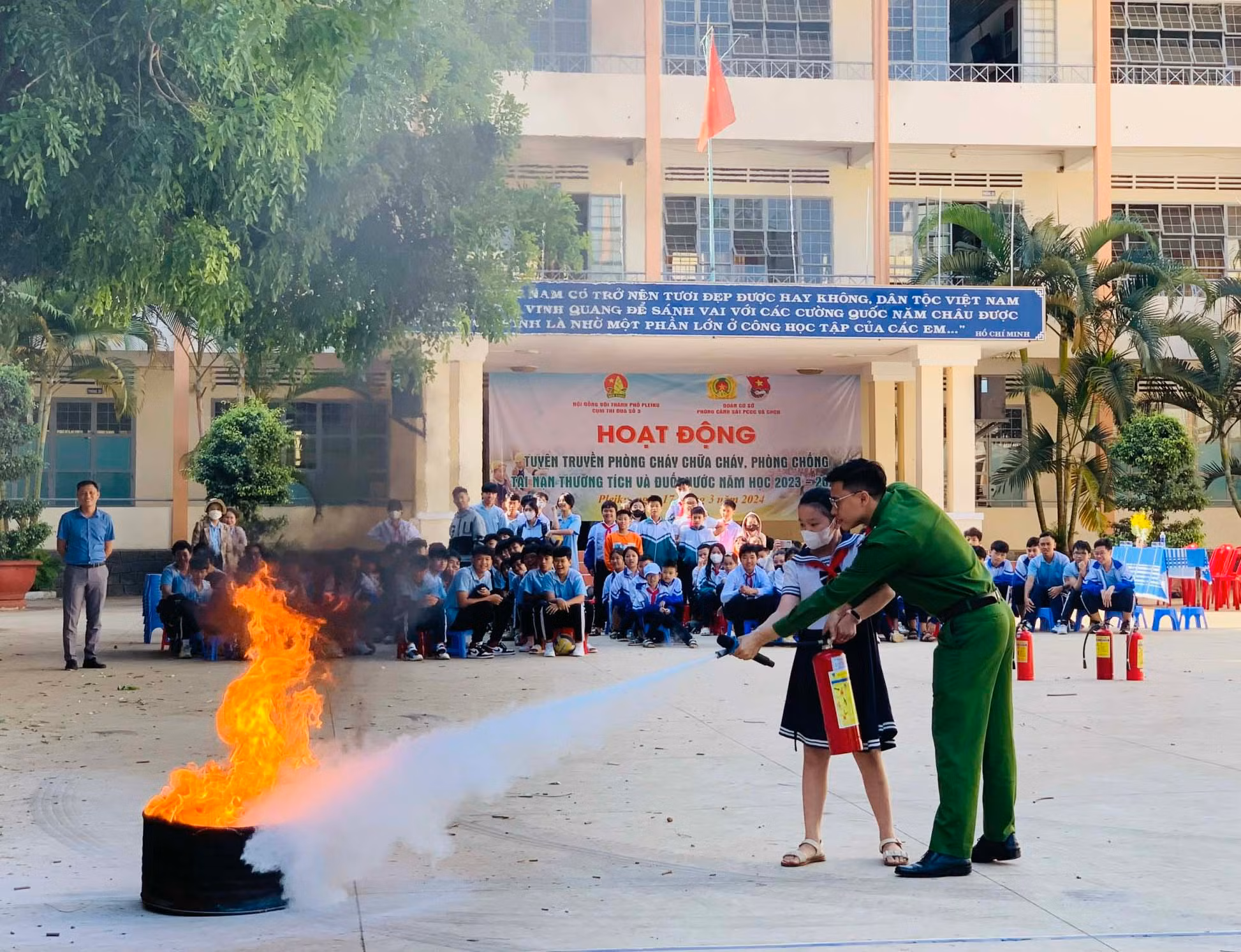 Trẻ em được trang bị kĩ năng dập tắt đám cháy nhỏ. Ảnh: P.L