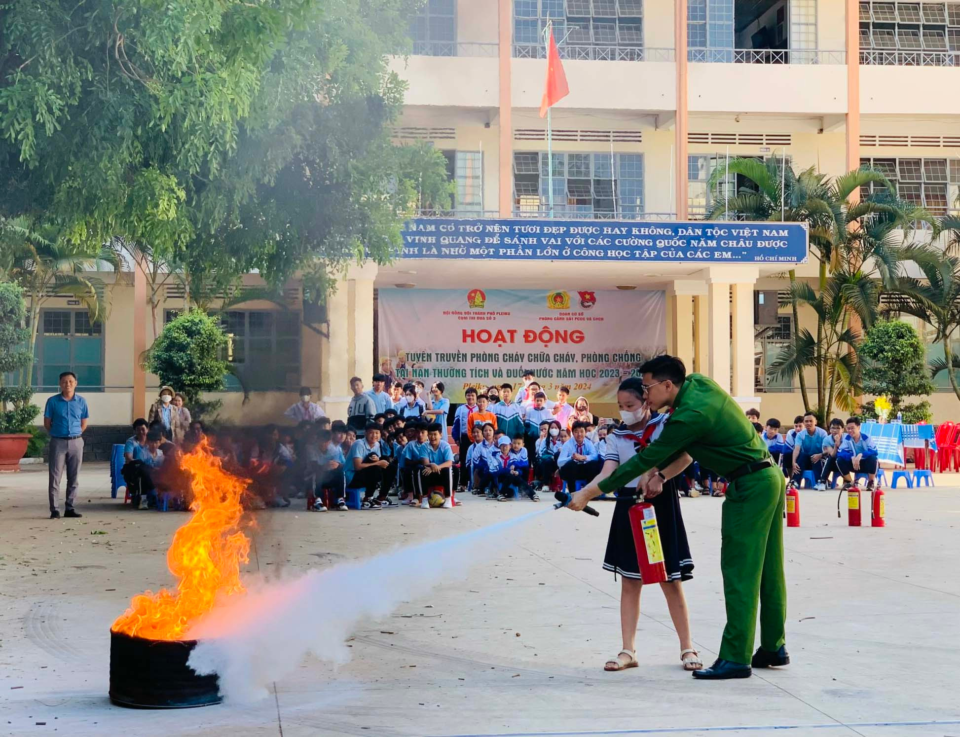 Trẻ em được trang bị kĩ năng dập tắt đám cháy nhỏ. Ảnh: P.L Trẻ em được trang bị kĩ năng dập tắt đám cháy nhỏ. Ảnh: P.L