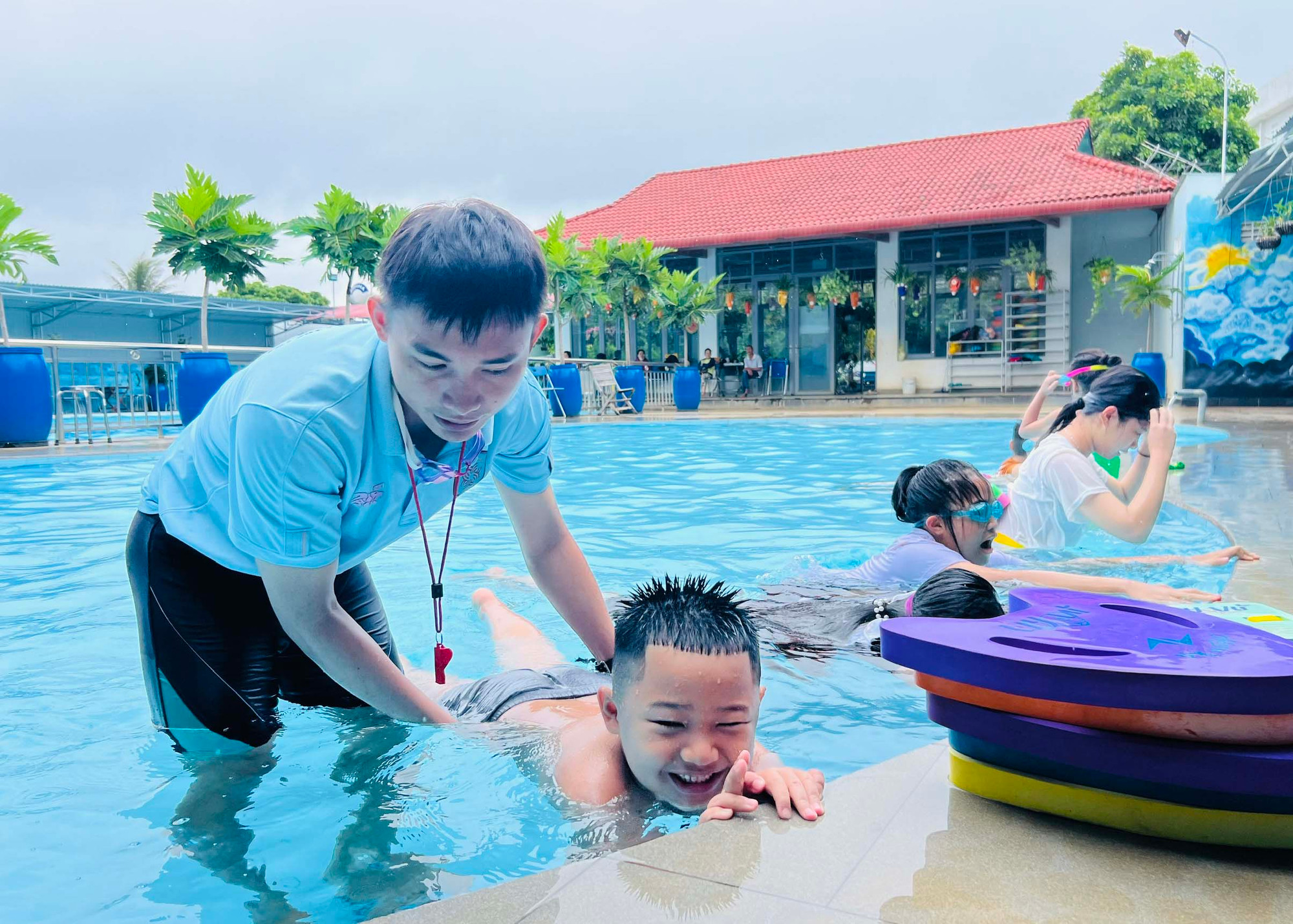 Việc trang bị kỹ năng bơi cho thiếu nhi được các cấp, các ngành quan tâm. Ảnh: P.L Việc trang bị kỹ năng bơi cho thiếu nhi được các cấp, các ngành quan tâm. Ảnh: P.L