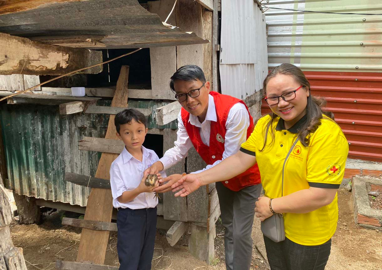 Hội Chữ thập đỏ tỉnh tặng mô hình sinh kế cho học sinh Trường Tiểu học và THCS Nguyễn Viết Xuân (thị xã Ayun Pa). Ảnh: P.L Hội Chữ thập đỏ tỉnh tặng mô hình sinh kế cho học sinh Trường Tiểu học và THCS Nguyễn Viết Xuân (thị xã Ayun Pa). Ảnh: P.L