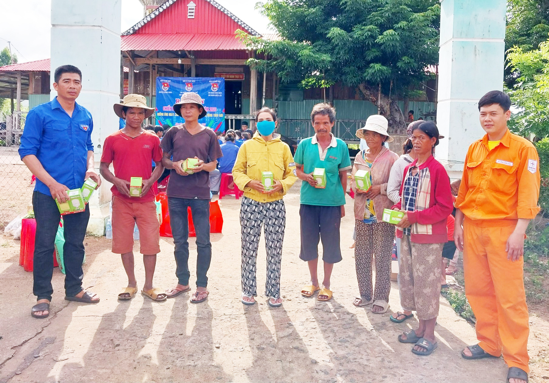 Chi Đoàn Điện lực huyện Kông Chro phối hợp các tổ chức Đoàn trên địa bàn huyện tặng bóng đèn cho người dân làng Bà Bã (xã Kông Yang, huyện Kông Chro). Chi Đoàn Điện lực huyện Kông Chro phối hợp các tổ chức Đoàn trên địa bàn huyện tặng bóng đèn cho người dân làng Bà Bã (xã Kông Yang, huyện Kông Chro).