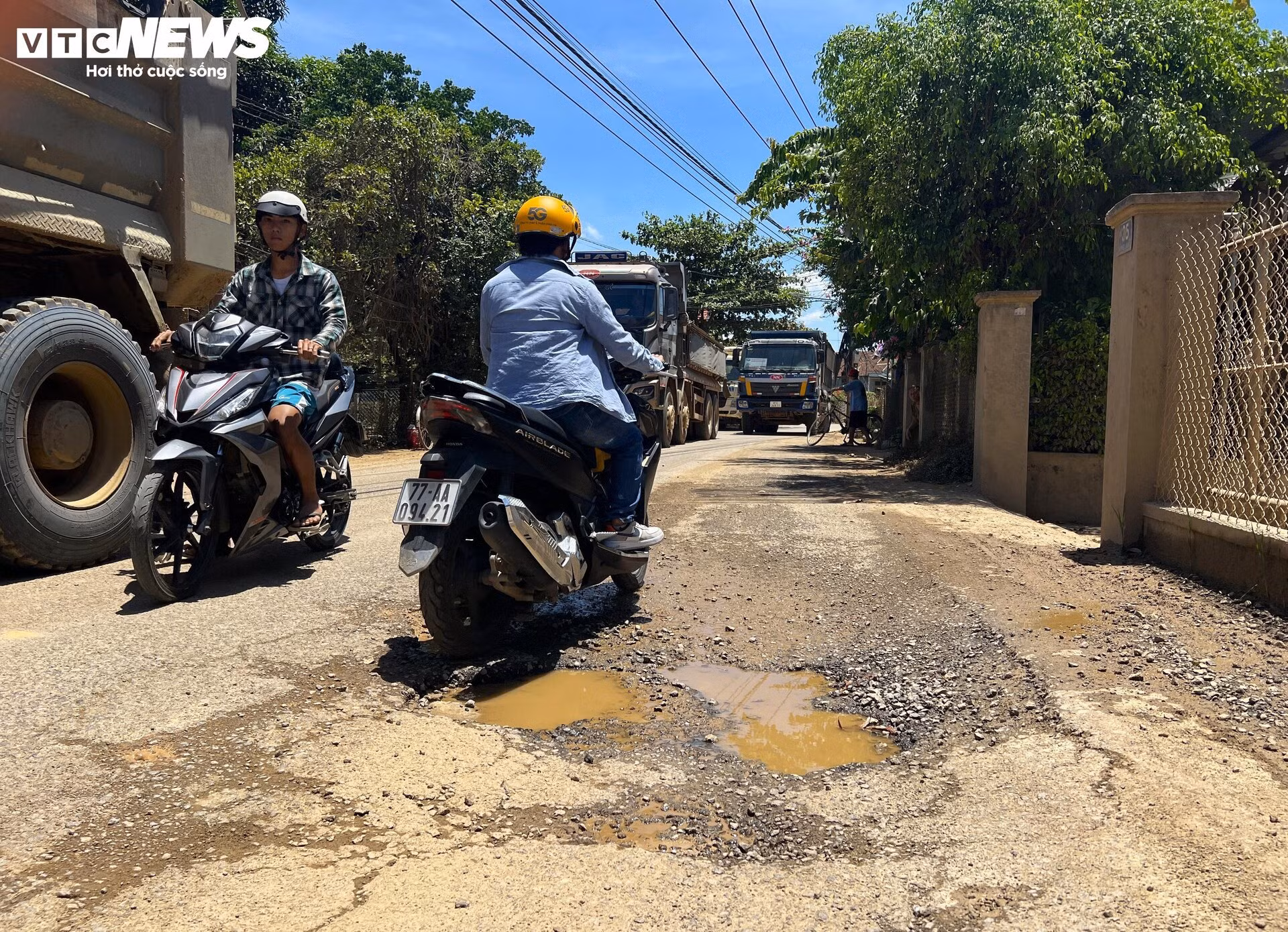 Con đường nhựa dân sinh bị băm nát bởi lượng xe ben phục vụ thi công cao tốc hoạt động với cường độ cao.