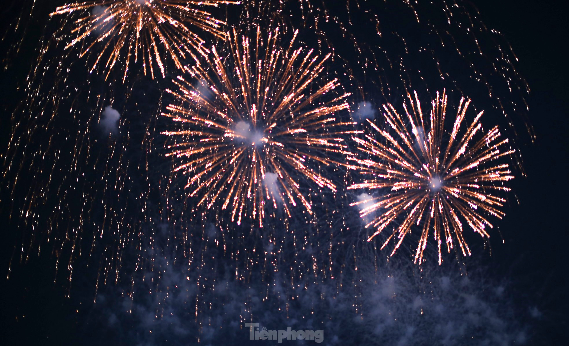 Khoảnh khắc được đông đảo khán giả hào hứng đón xem là tiết mục bắn pháo hoa tầm cao vào lúc 22h, ngay sau khi chương trình nghệ thuật kết thúc. Ảnh: Trương Định. Khoảnh khắc được đông đảo khán giả hào hứng đón xem là tiết mục bắn pháo hoa tầm cao vào lúc 22h, ngay sau khi chương trình nghệ thuật kết thúc. Ảnh: Trương Định.
