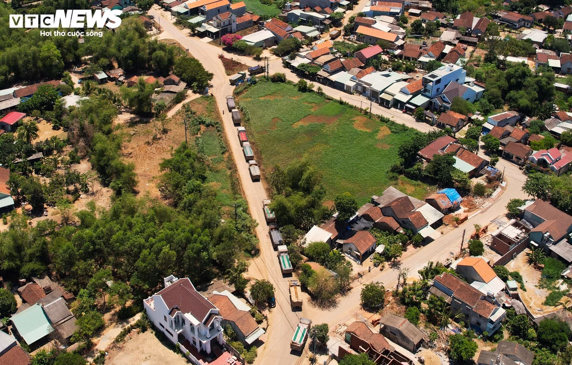 Thời điểm phóng viên ghi nhận hơn 12h trưa. Để giải quyết tình trạng ùn tắc giao thông, PV VTC News liên hệ với ông Dương Văn Khanh, Chủ tịch UBND xã Nhơn Lộc nhưng vị này không nghe máy.