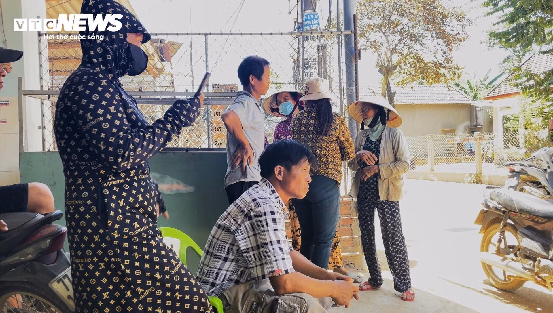 Theo người dân thôn Đồng Lâm, họ đã phải chịu cảnh khói bụi, tiếng ồn cả ngày. Buổi trưa và tối muộn cũng không thể nghỉ ngơi bởi lượng xe di chuyển quá nhiều, rầm rầm cả ngày lẫn đêm.