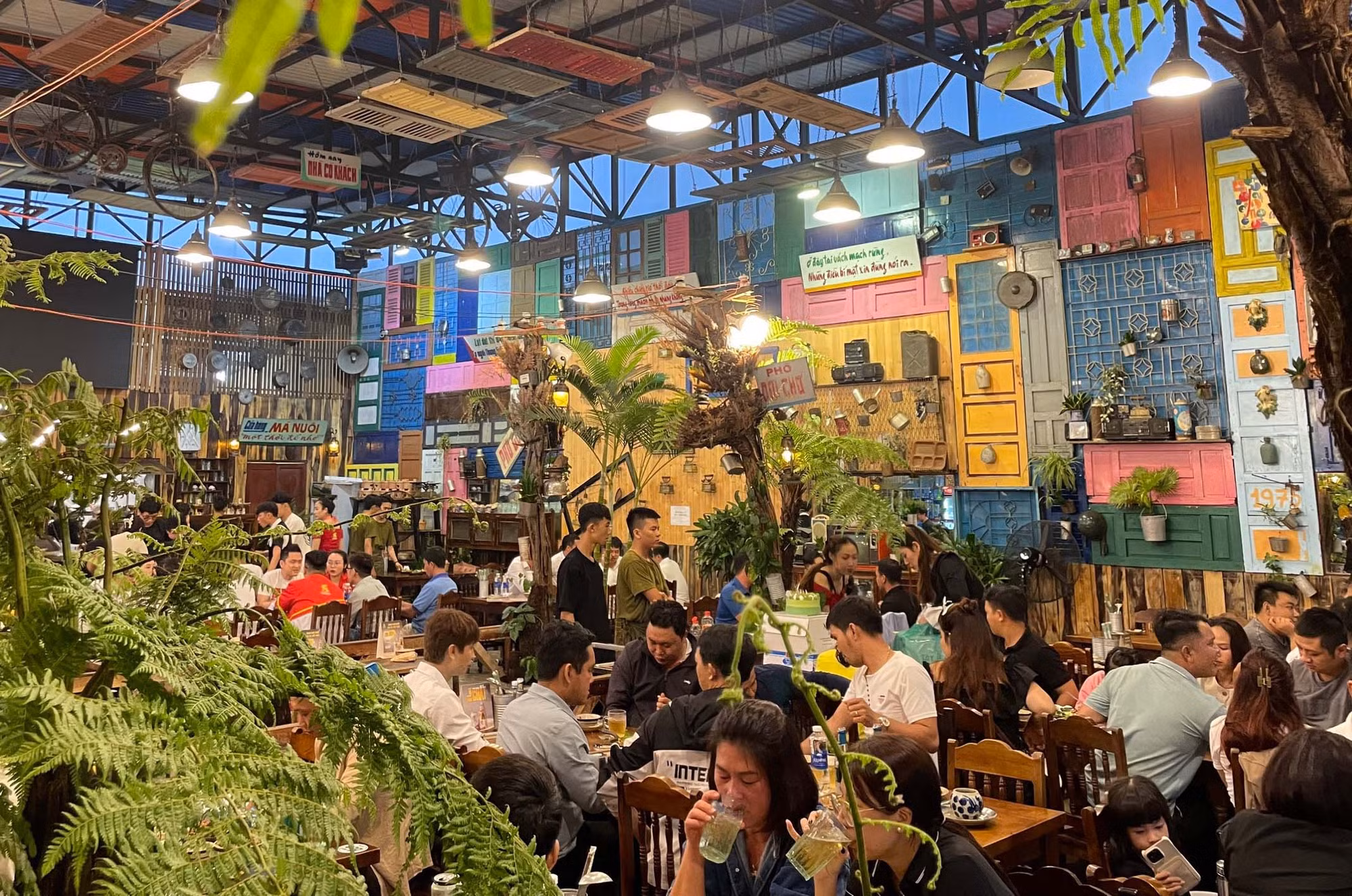 Quán nhậu Lẩu Nhỏ 1975 đã trang bị màn hình đèn Led cỡ lớn. Ảnh: Văn Ngọc