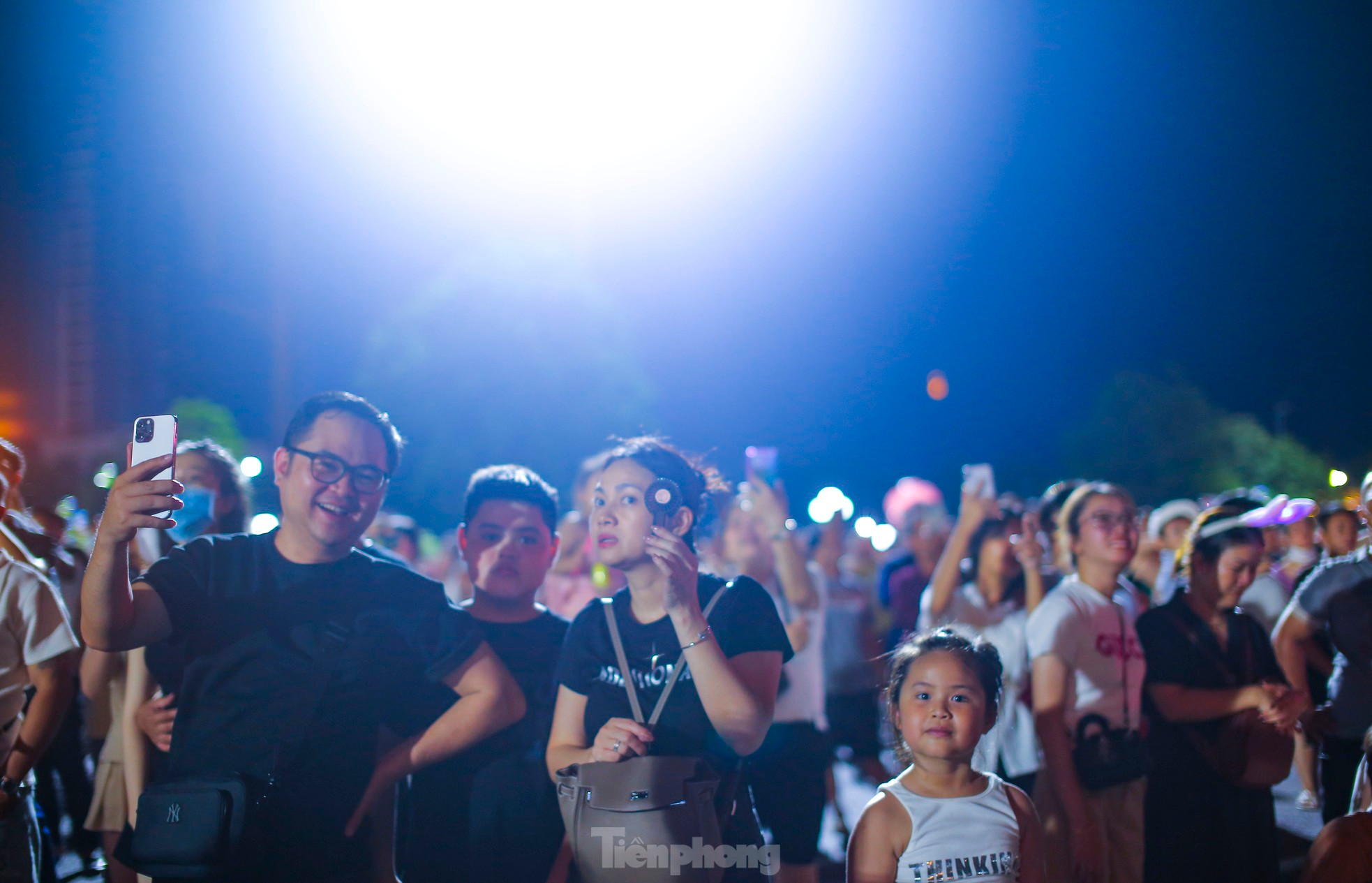 Hào hứng chờ xem pháo hoa. Ảnh: Trương Định. Hào hứng chờ xem pháo hoa. Ảnh: Trương Định.