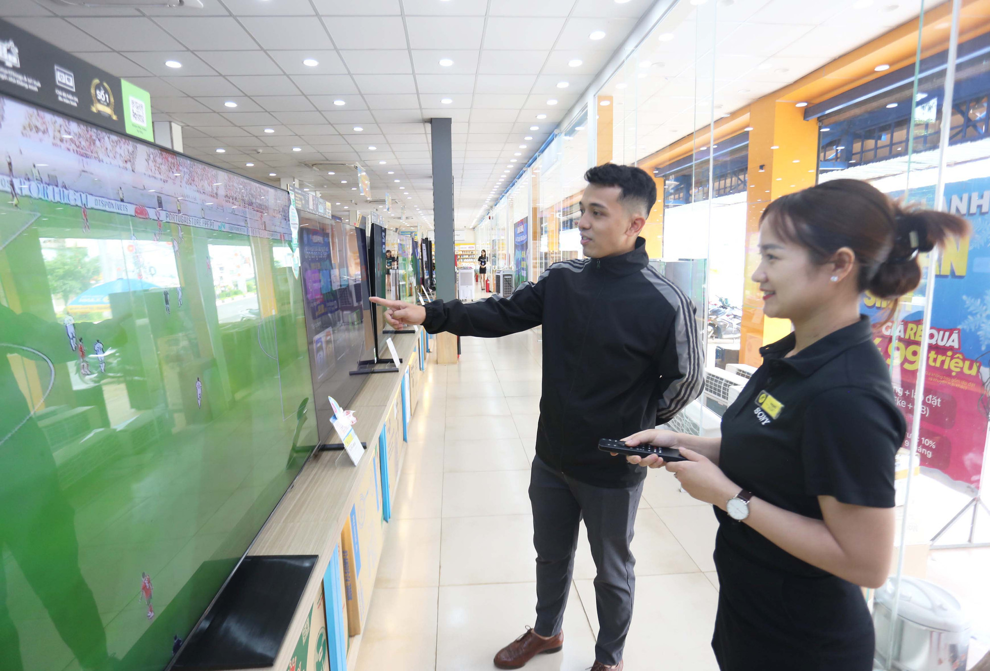 Nhiều cửa hàng điện máy mở chương trình khuyến mãi nhằm kích cầu người tiêu dùng mua sắm, lên đời các sản phẩm ti vi có màn hình lớn để đón Euro 2024. Ảnh: L.V.N Nhiều cửa hàng điện máy mở chương trình khuyến mãi nhằm kích cầu người tiêu dùng mua sắm, lên đời các sản phẩm ti vi có màn hình lớn để đón Euro 2024. Ảnh: L.V.N