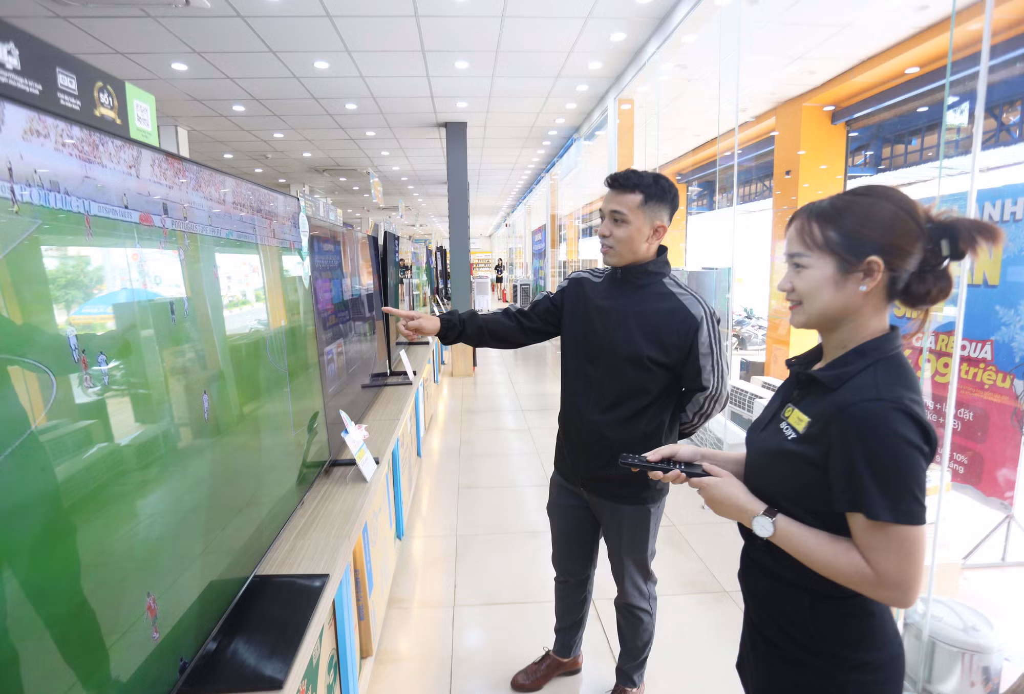 Nhiều cửa hàng điện máy mở chương trình khuyến mãi nhằm kích cầu người tiêu dùng mua sắm, lên đời các sản phẩm ti vi có màn hình lớn để đón Euro 2024. Ảnh: L.V.N