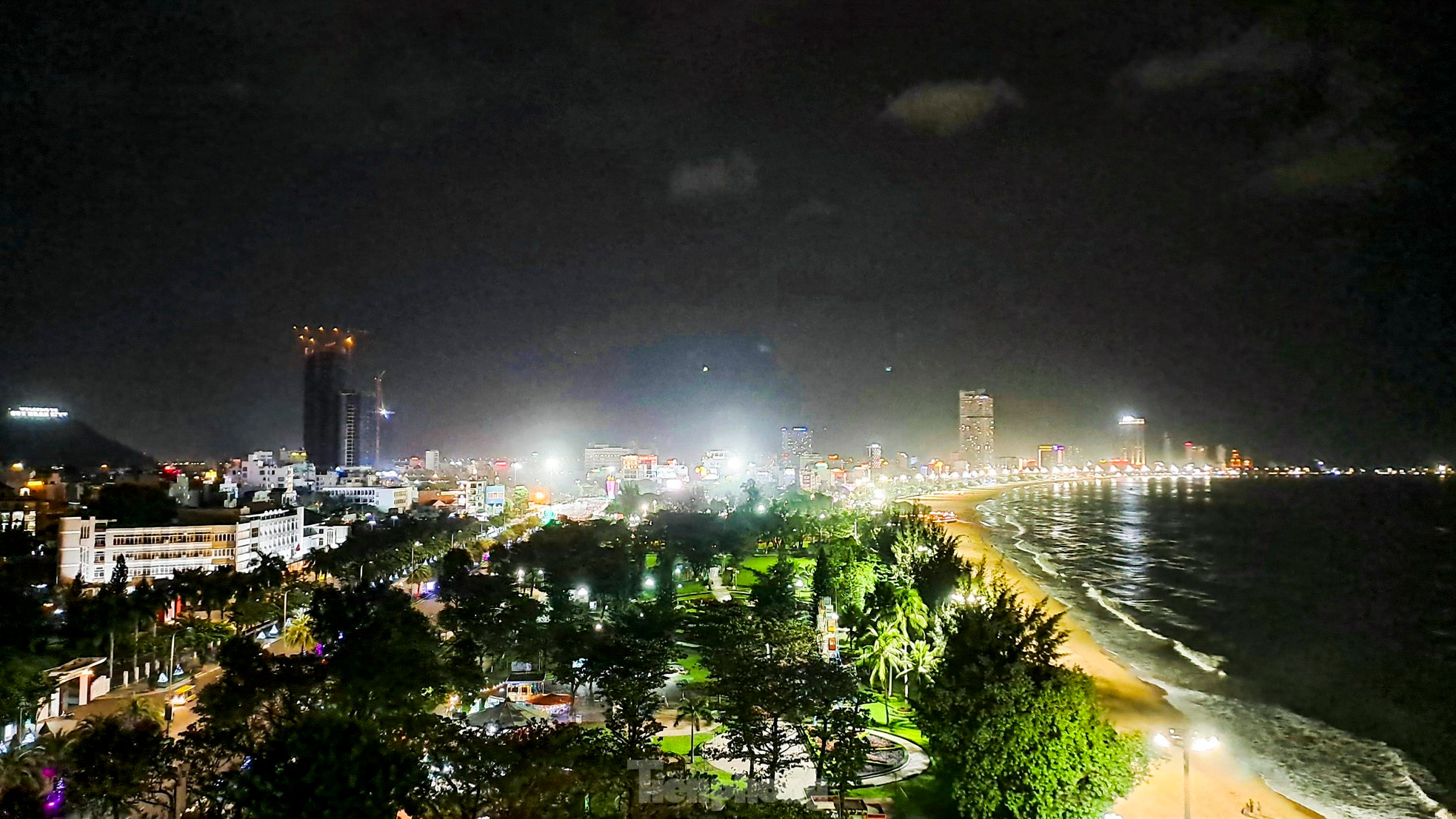 Phát biểu khai mạc, ông Nguyễn Lê Phúc - Phó Cục trưởng Cục Du lịch quốc gia Việt Nam chia sẻ, là mảnh đất giàu truyền thống văn hóa - lịch sử - cách mạng và được thiên nhiên ban tặng nhiều danh lam thắng cảnh, nhiều bãi tắm tuyệt đẹp, với nguồn tài nguyên du lịch khá đa dạng và phong phú, Bình Định xứng đáng là địa phương có tiềm năng khai thác du lịch biển hàng đầu của Việt Nam và khu vực. Ảnh: Trương Định. Phát biểu khai mạc, ông Nguyễn Lê Phúc - Phó Cục trưởng Cục Du lịch quốc gia Việt Nam chia sẻ, là mảnh đất giàu truyền thống văn hóa - lịch sử - cách mạng và được thiên nhiên ban tặng nhiều danh lam thắng cảnh, nhiều bãi tắm tuyệt đẹp, với nguồn tài nguyên du lịch khá đa dạng và phong phú, Bình Định xứng đáng là địa phương có tiềm năng khai thác du lịch biển hàng đầu của Việt Nam và khu vực. Ảnh: Trương Định.