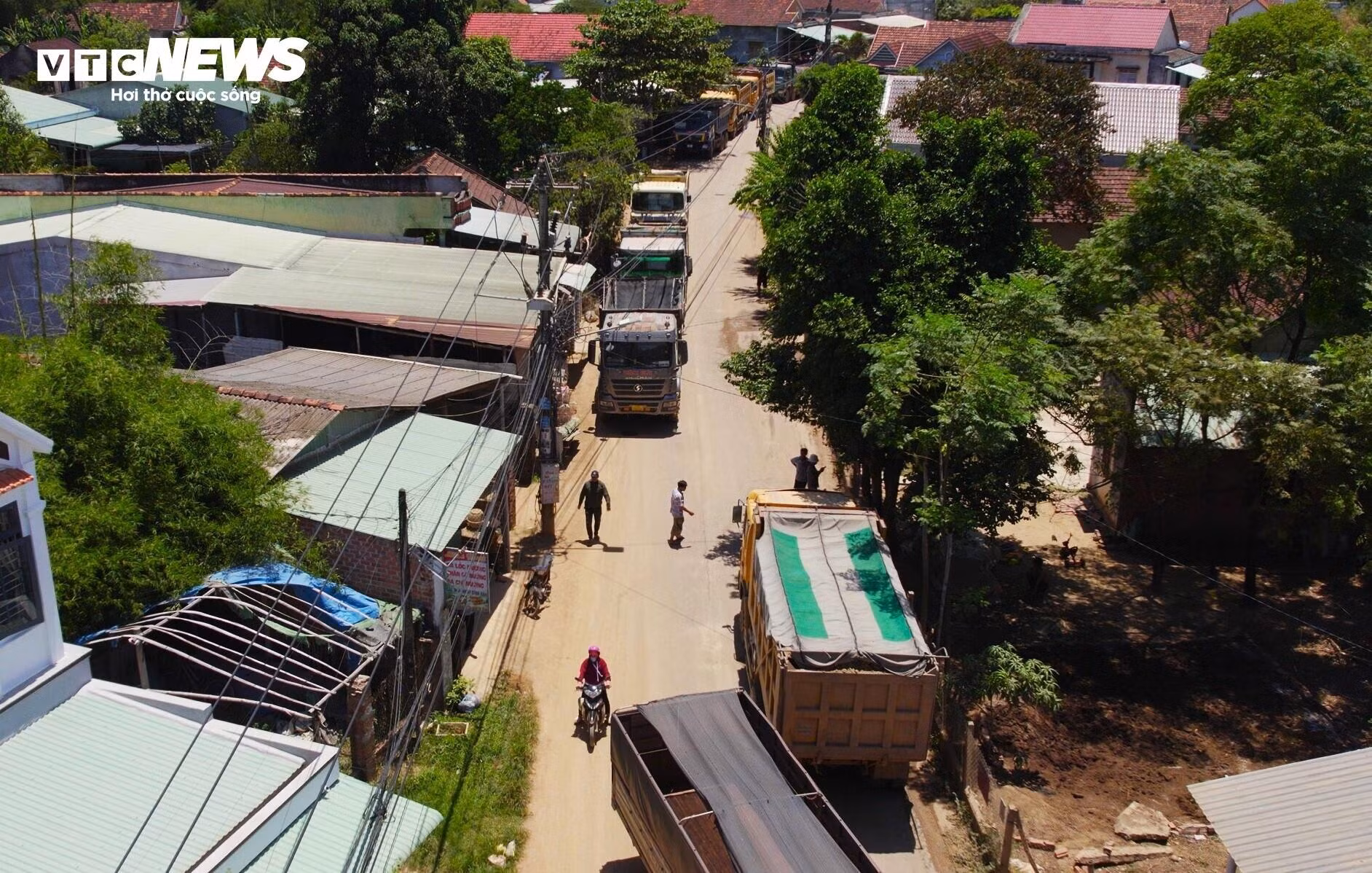 Người dân cho biết, đây là khu vực dân cư đông, có rất nhiều trẻ em thường xuyên đi học, tham gia giao thông trong khi tuyến đường Đồng Lâm nhỏ. Vì vậy, khả năng mất an toàn giao thông cực kỳ cao trong khi các xe tải chạy liên tục, tránh nhau trên đường.