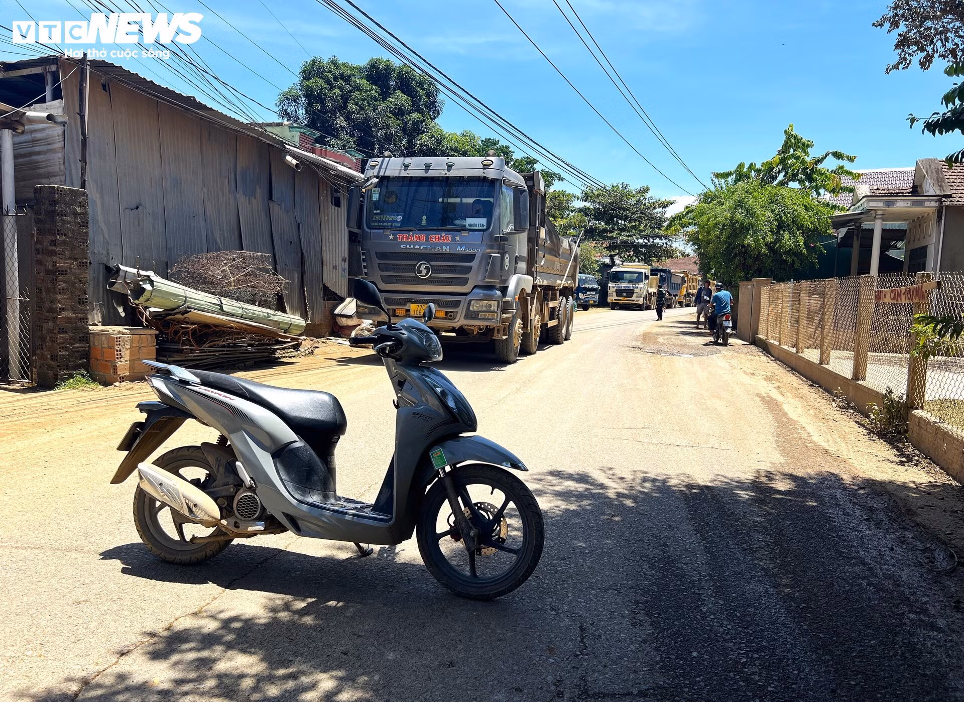 Ông Nguyễn Quý Chừng (46 tuổi) cho biết, tầm khoảng 5-6h mỗi ngày có xe của đội thi công tưới nước giảm bụi, tuy nhiên thời tiết nắng nóng cộng với lưu lượng xe quá nhiều, 2 giờ sau là mặt đường lại bụi như cũ.