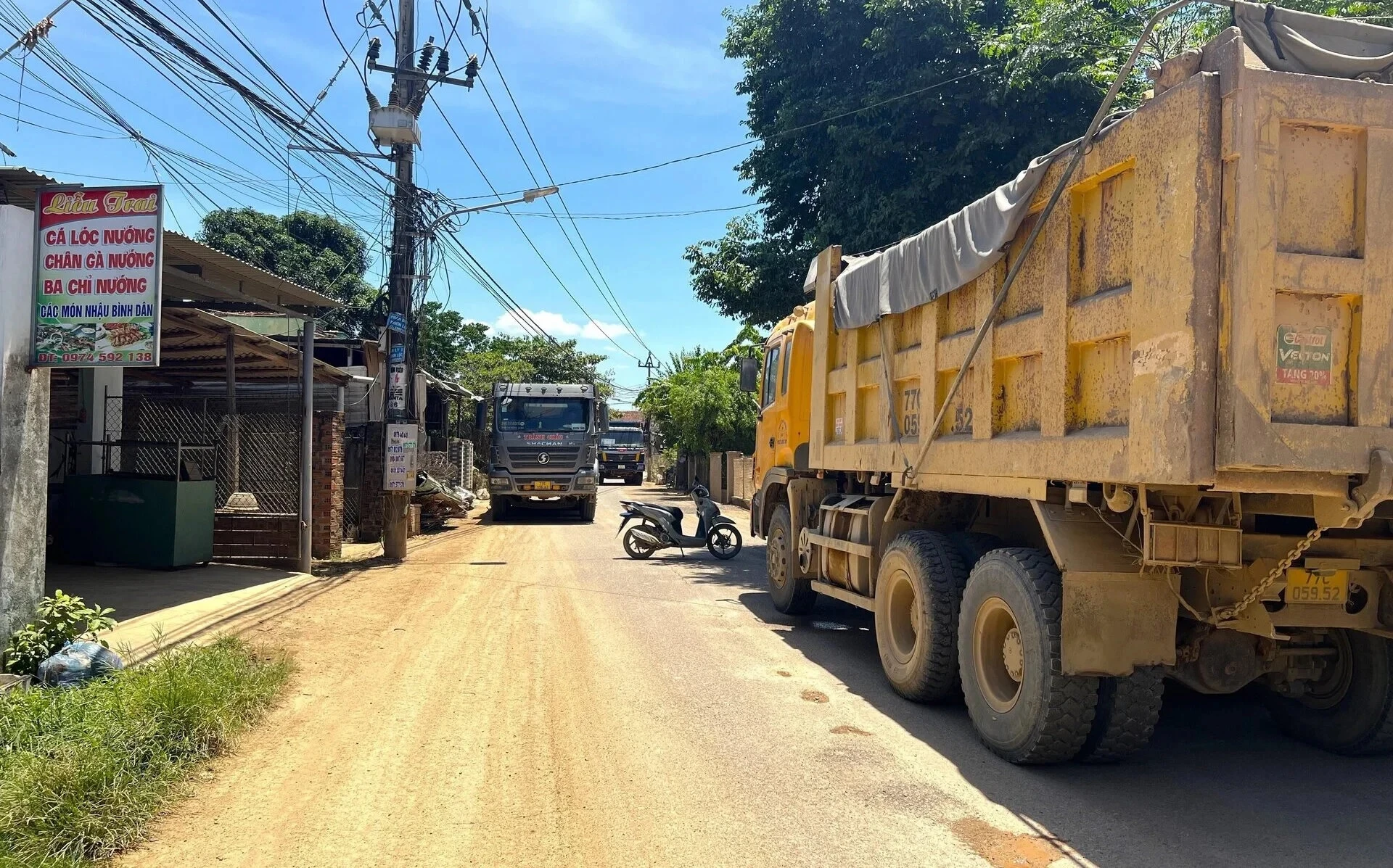 Ngày đêm hứng bụi và ồn, người dân Bình Định bức xúc chặn xe thi công cao tốc