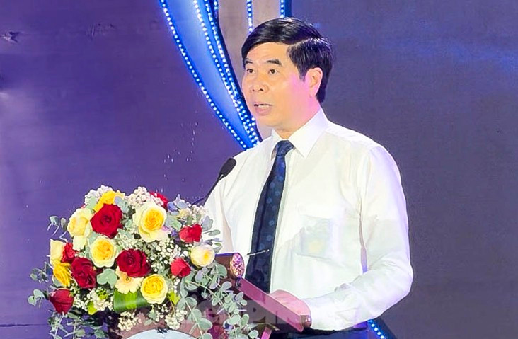 Theo ông Lâm Hải Giang - Phó Chủ tịch UBND tỉnh Bình Định, những năm qua, tỉnh đã triển khai đồng bộ nhiều giải pháp để từng bước đưa du lịch trở thành ngành kinh tế mũi nhọn. Bức tranh du lịch Bình Định đã không ngừng được bổ sung những sắc màu mới, rực rỡ hơn, hấp dẫn hơn và thu hút ngày càng nhiều hơn du khách trong nước và quốc tế. Ảnh: TTTBĐ. Theo ông Lâm Hải Giang - Phó Chủ tịch UBND tỉnh Bình Định, những năm qua, tỉnh đã triển khai đồng bộ nhiều giải pháp để từng bước đưa du lịch trở thành ngành kinh tế mũi nhọn. Bức tranh du lịch Bình Định đã không ngừng được bổ sung những sắc màu mới, rực rỡ hơn, hấp dẫn hơn và thu hút ngày càng nhiều hơn du khách trong nước và quốc tế. Ảnh: TTTBĐ.