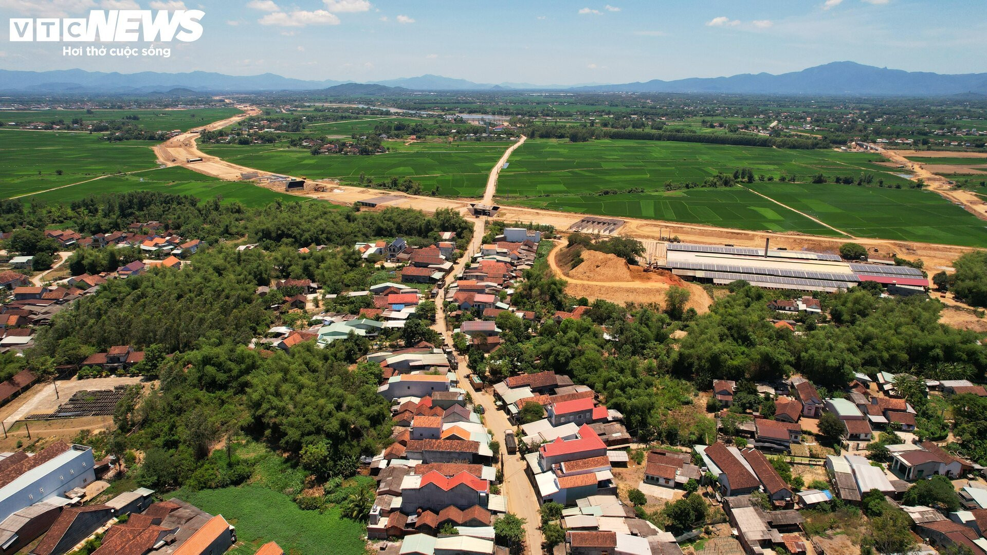 Không riêng gì đường Đồng Lâm, nhiều tuyến đường địa phương trên địa bàn tỉnh Bình Định bị hư hỏng do nhà thầu vận chuyển vật liệu cho dự án, gây ảnh hưởng không hề nhỏ đến cuộc sống người dân tại đây. Không riêng gì đường Đồng Lâm, nhiều tuyến đường địa phương trên địa bàn tỉnh Bình Định bị hư hỏng do nhà thầu vận chuyển vật liệu cho dự án, gây ảnh hưởng không hề nhỏ đến cuộc sống người dân tại đây.
