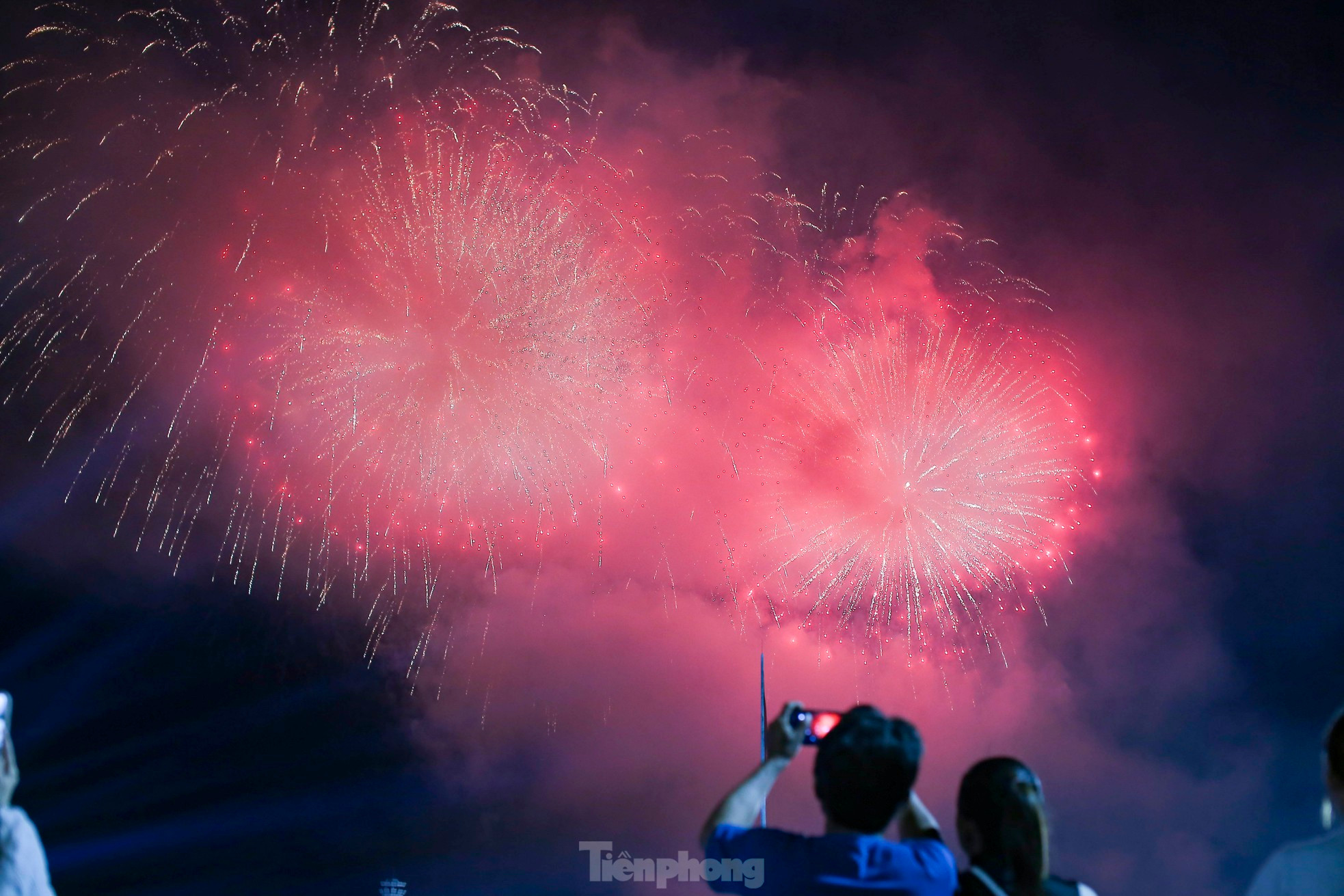 Pháo hoa rực sáng trên bầu trời Quy Nhơn. Ảnh: Trương Định. Pháo hoa rực sáng trên bầu trời Quy Nhơn. Ảnh: Trương Định.