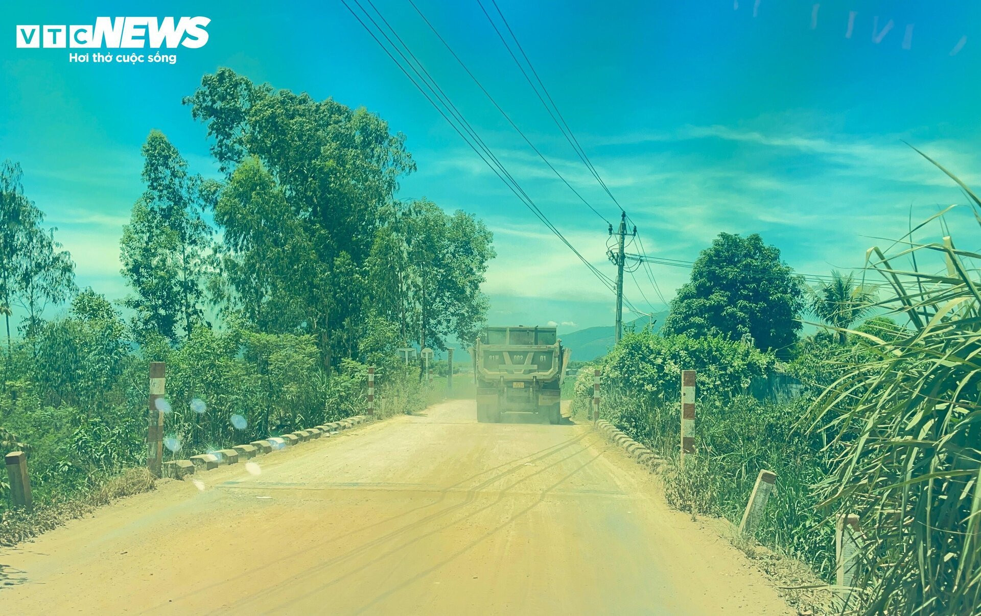 Từ khi dự án cao tốc Bắc - Nam đoạn qua Thị xã An Nhơn (Bình Định) được triển khai, người dân thôn Đồng Lâm liên tục sống trong cảnh khói bụi ô nhiễm... Từ khi dự án cao tốc Bắc - Nam đoạn qua Thị xã An Nhơn (Bình Định) được triển khai, người dân thôn Đồng Lâm liên tục sống trong cảnh khói bụi ô nhiễm...